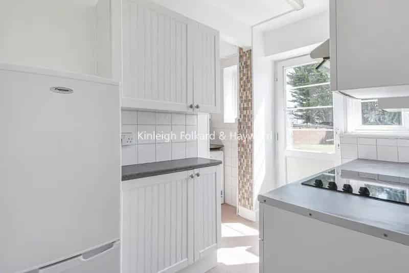 2 Double Bedroom Flat High Standard Refurbished Heating Hot Water Included