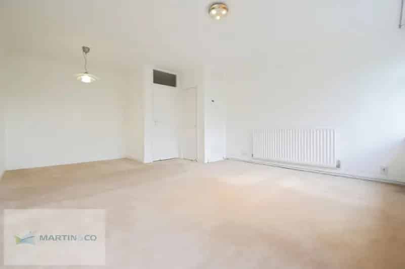 2 Bedroom Flat Near Walton-on-Thames Station For Sale