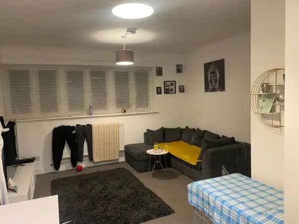 Spacious Double Room Near Burnt Oak Station Central London Access