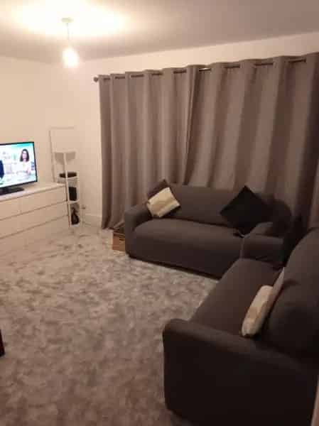 2 Bedroom Flat Whitechapel Spacious Living Room Balcony Close to Transport
