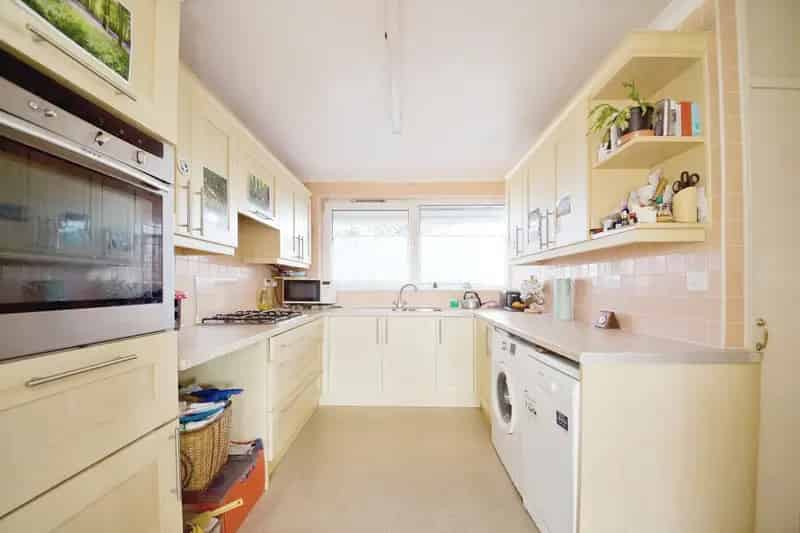 Three Bedroom Maisonette Near Mile End Station