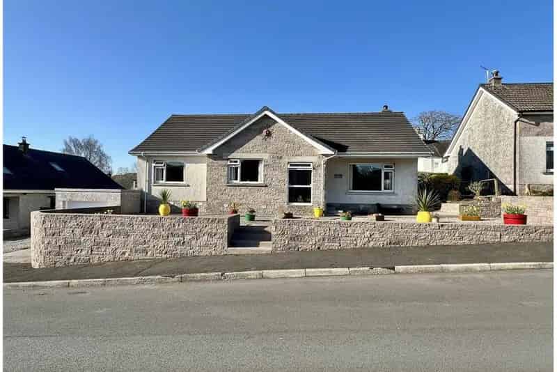 2 Bed Detached Bungalow with Conservatory and Attic Potential