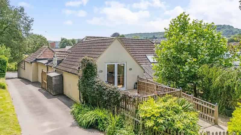 2 Bedroom Coach House For Sale with Commercial Unit