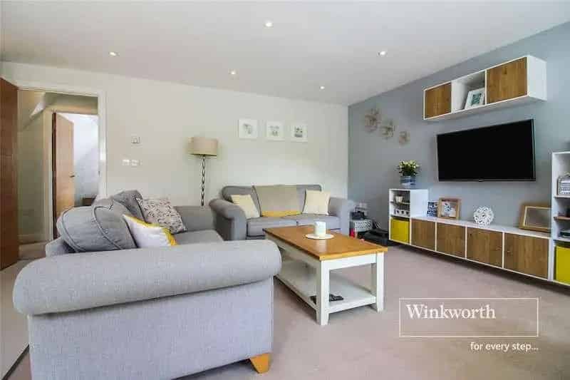 2 Bed 2 Bath Top Floor Flat for Sale Chain Free Allocated Parking