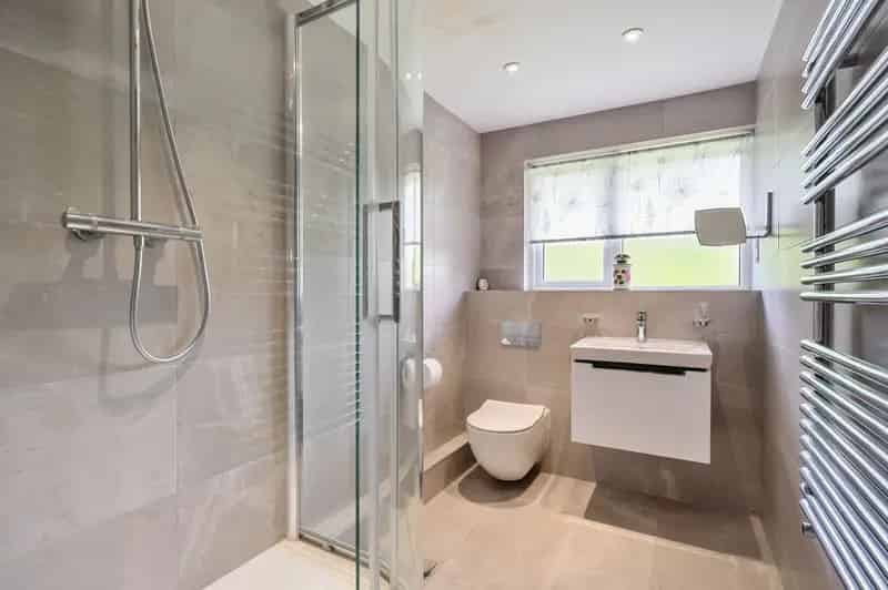 2 Bedroom Top Floor Apartment for Sale in Caterham