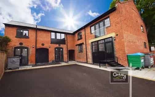 17m² Ground Floor Studio Flat Southampton Part Furnished