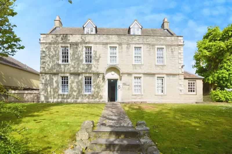 2 Bedroom Apartment for Sale - Ideal for First Time Buyers and Investors