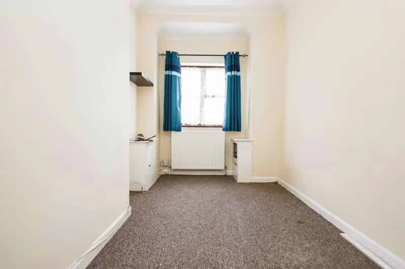 3 Bed Mid Terrace House Tysely No Upward Chain