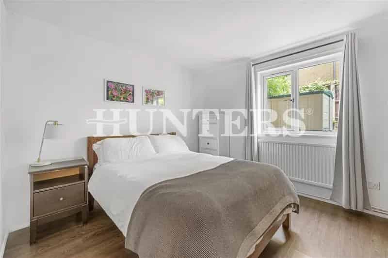 1 Bedroom Flat for Sale in N15 - Stylish Garden Flat near Seven Sisters Station