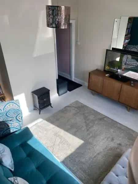 2 Double Bed House with Garden Near Schools and Shops