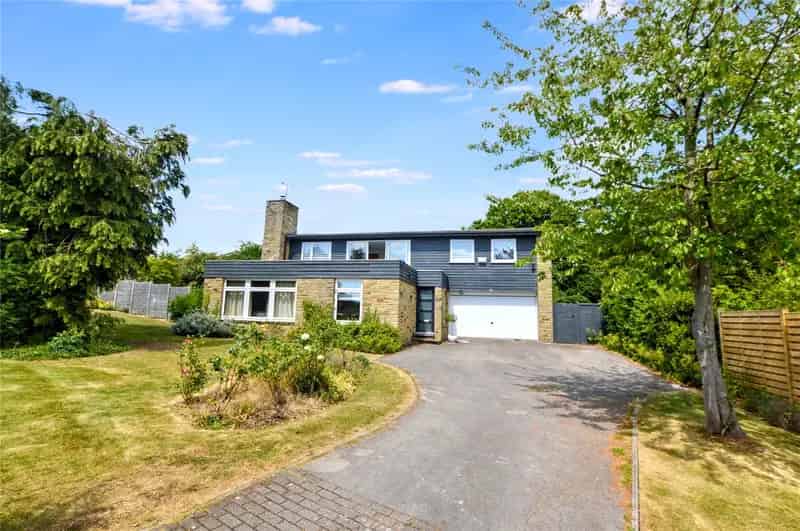 5 Bedroom Detached House With 4 Reception Rooms and Large Garden