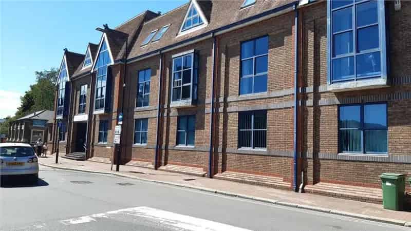 1990 Office Building 1500+ sq m 64 Parking Spaces