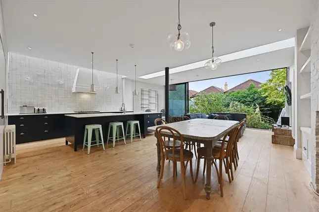 5 Bedroom Semi-Detached House for Sale in London W3