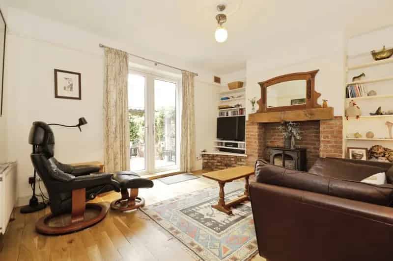 3-Bedroom Home Near York - Modern Comforts and Charming Gardens