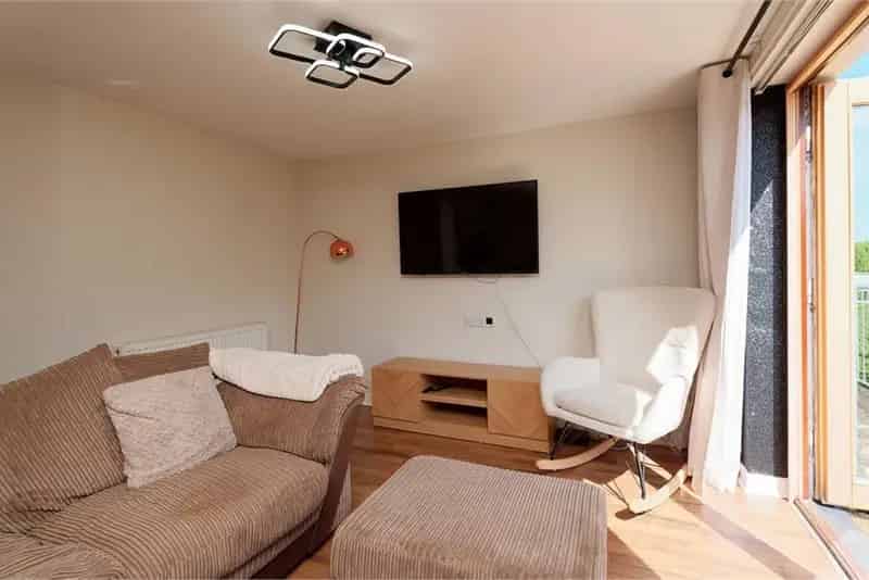 2 Bed Flat Maryhill Canal Views South Facing Terrace
