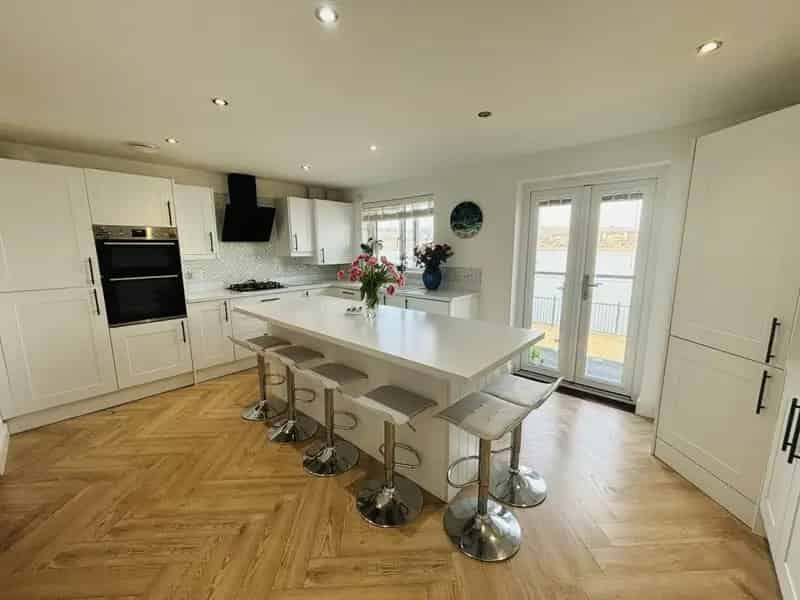 4 Bedroom House Barry Waterfront Water Views Modern Kitchen Parking