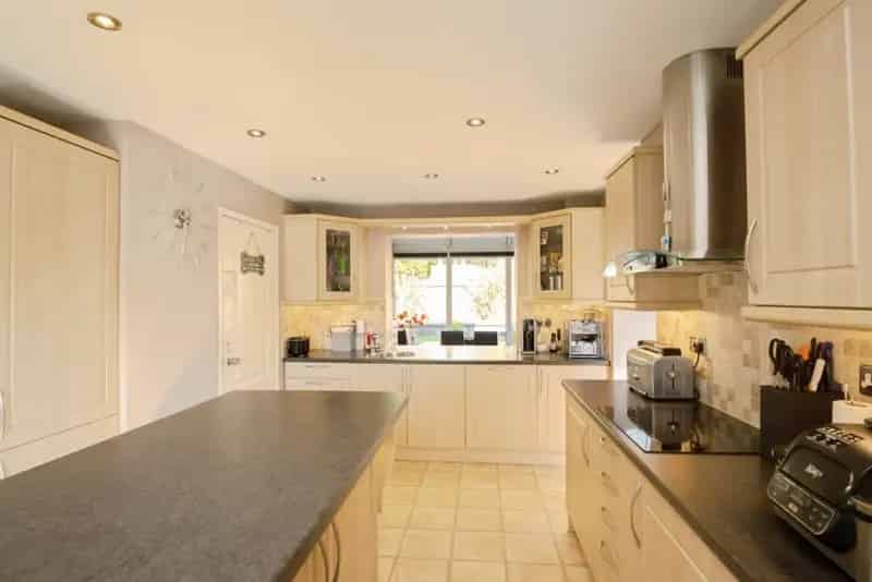 3 4 Bedroom Detached House Family Home Garden Office Garage