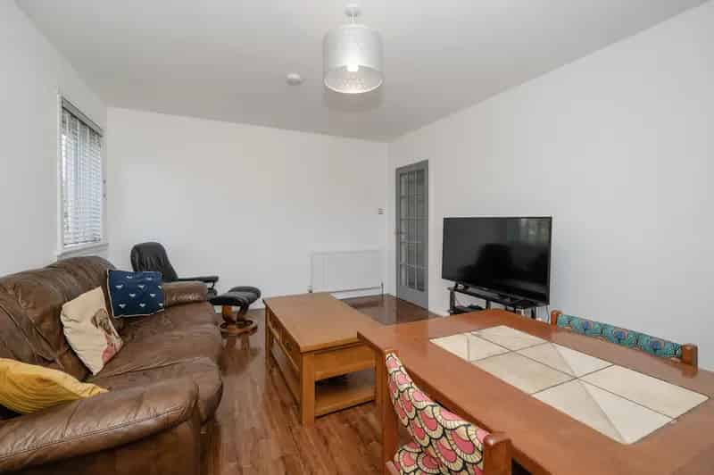 Spacious 2-Bedroom Top Floor Apartment Near City Centre