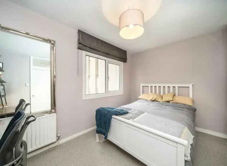 Spacious 2 Bed Maisonette near Clapham Common with Private Garden and Parking