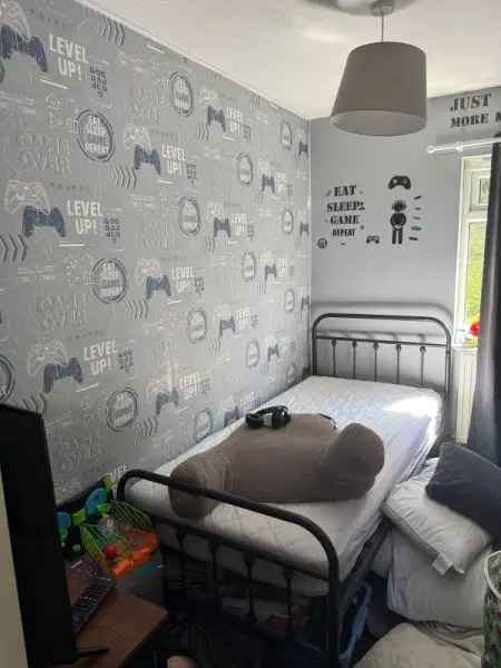 4 Bedroom End Terrace House Large Garden