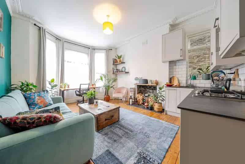 Gleneagle Road Property: Convenient City Living near Parks and Stations