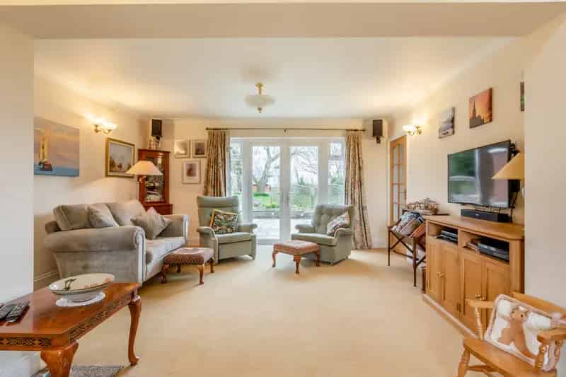 5 Bedroom Detached House with Beautiful Gardens and Outbuildings