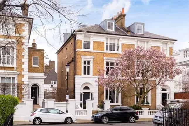 6 Bedroom Semi-Detached House for Sale in Carlyle Square Chelsea