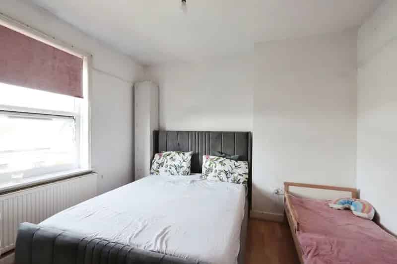 3 Bedroom Semi Detached House Sheffield S5 For Sale