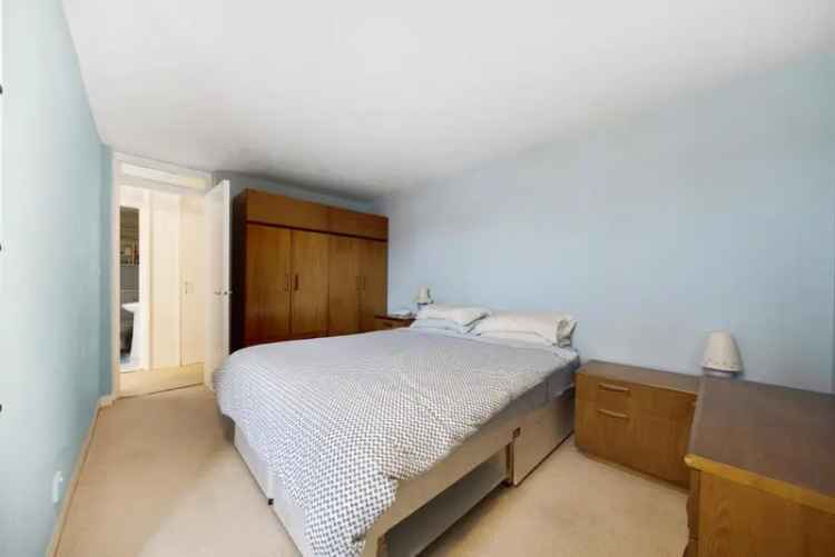 Flat For Sale in London, England