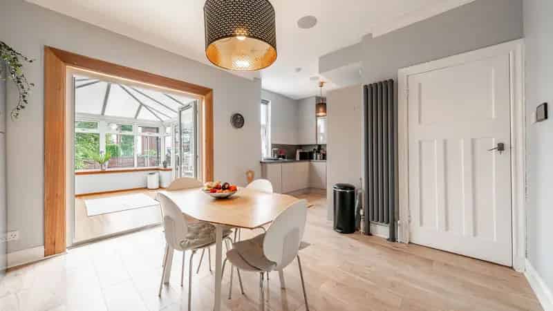 Giffnock Mid Terrace Villa 3 Double Bedrooms Modern Kitchen