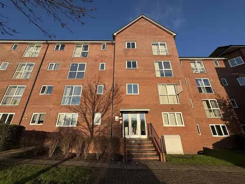 2 Bedroom Apartment Near City Centre - Allocated Parking
