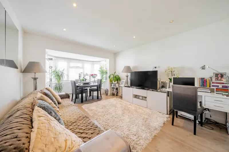 Spacious 2-Bedroom Apartment with Garden Access