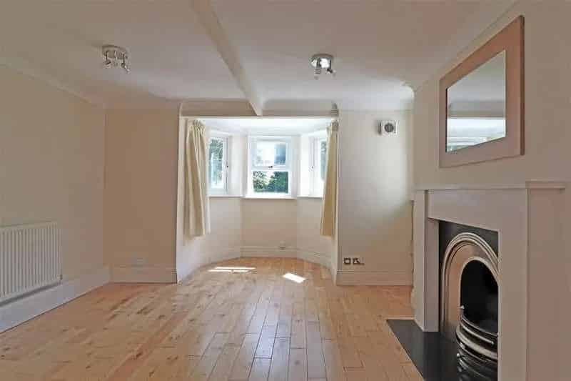 2 Bed Flat for Sale Reigate - Characterful Conversion Apartment