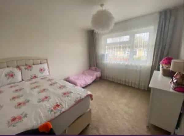 2 Bed Flat Near High Street Shops and School