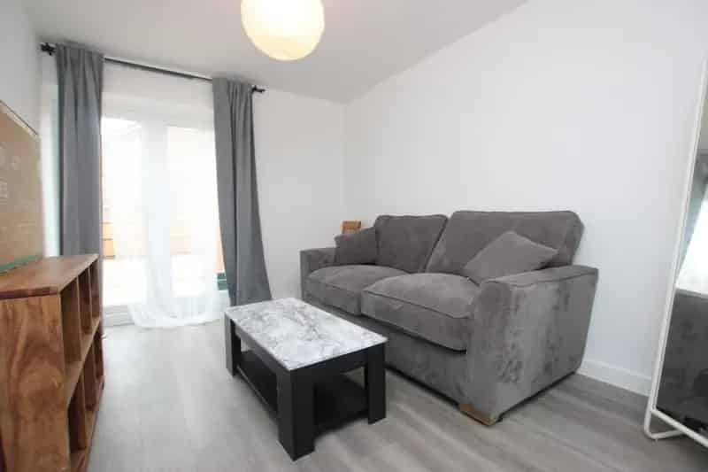 6 Bedroom Student House Available August
