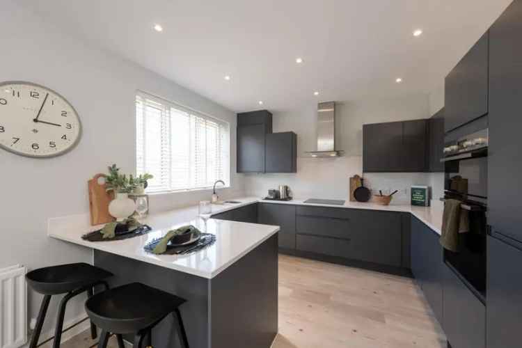4-Bed Detached House with Large Kitchen Dining Area and Study