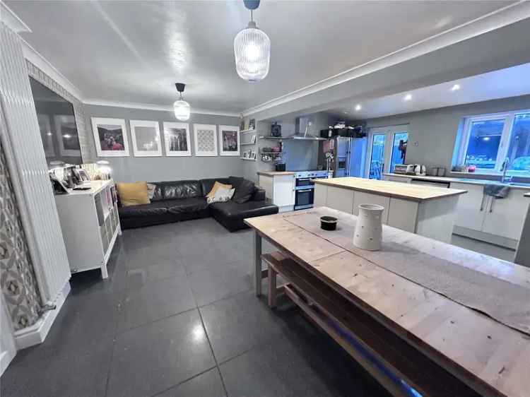 4/5 Bedroom Semi-Detached House Near Schools