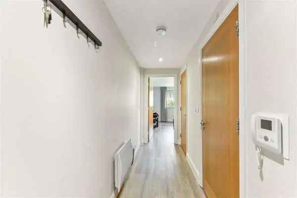 One Bedroom Apartment with Patio and Parking in London SW1P