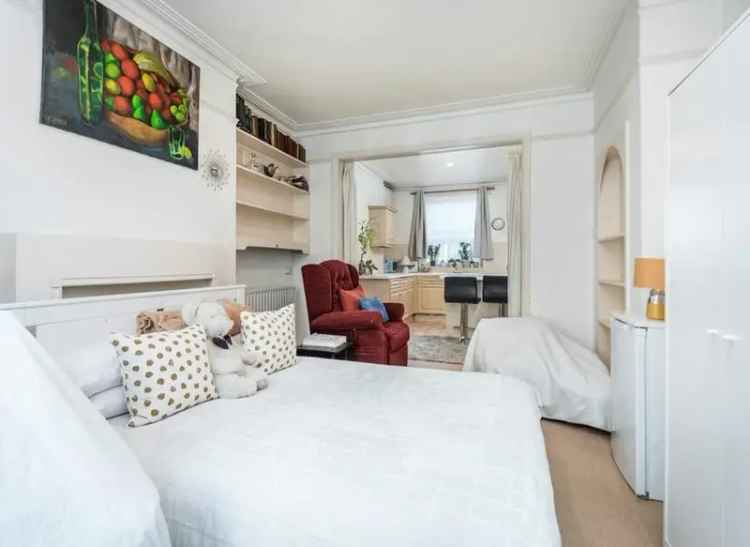 Three Bedroom Freehold House Near Barons Court Station