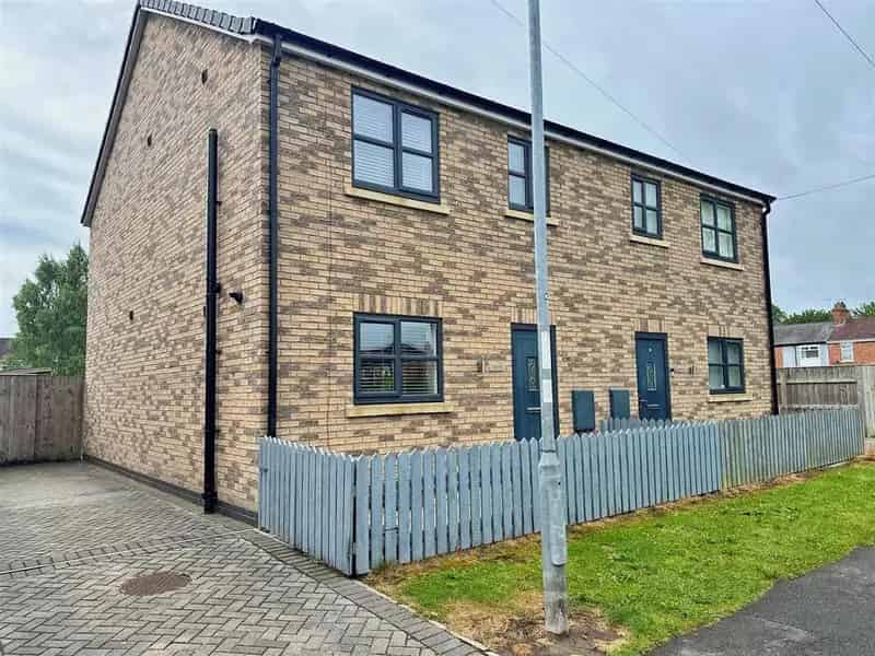 3 Bedroom Semi-Detached House For Sale