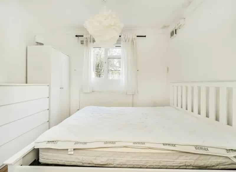 One Bedroom Garden Flat Kilburn High Road  Share of Freehold