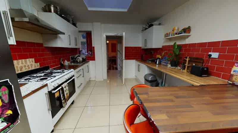 6 Bedroom House for Sale in Birmingham - Ideal Investment Opportunity