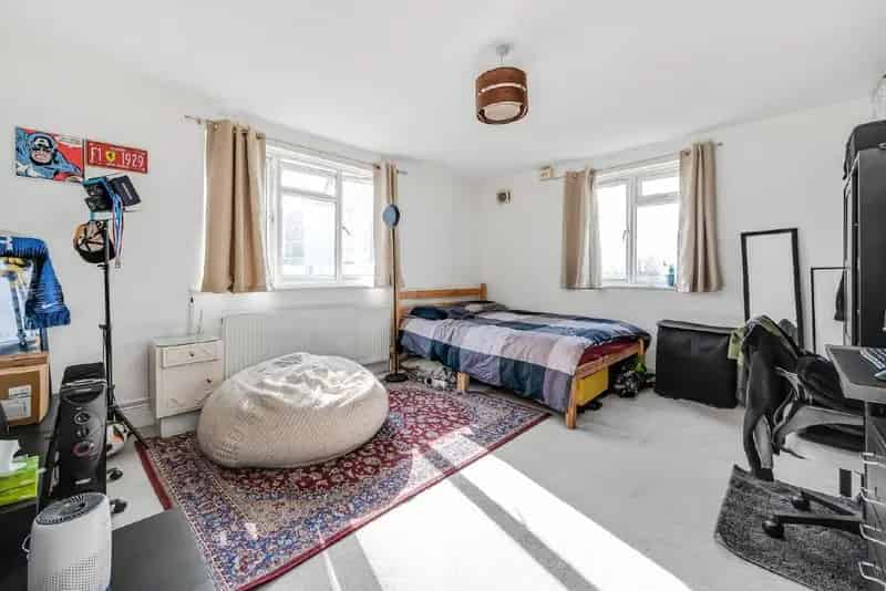 One Double Bedroom Flat Near Amenities
