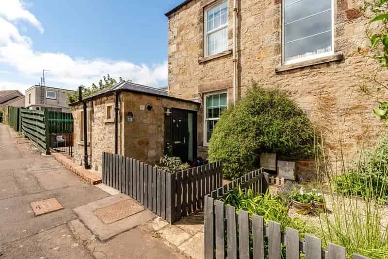 2 Bedroom Ground Floor Flat for Sale in Edinburgh