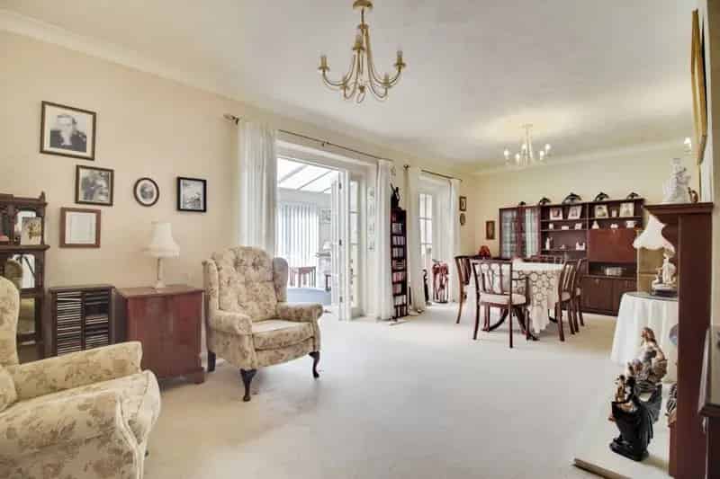 3 Bed Mid Terrace House Near Schools and Commuter Links