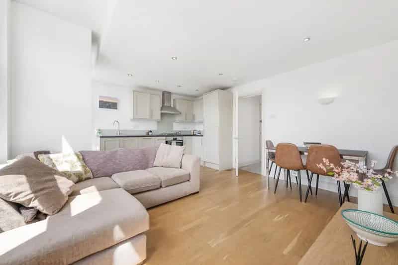 2 Bedroom Victorian Flat to Rent near Clapham Brixton
