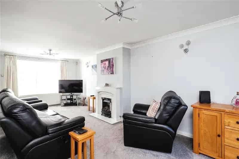 3 Bedroom House with Detached Garage - Clifton
