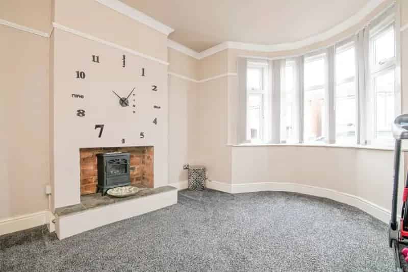 3 Bed Extended Family Home with Large Garden and Modern Fittings