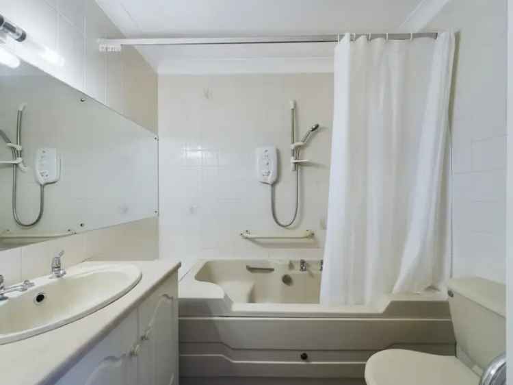 1 Bedroom Apartment for Sale in Secure Over 55s Complex