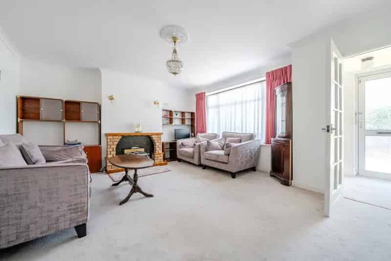Spacious 2-Bedroom Apartment Near Cockfosters Tube Station